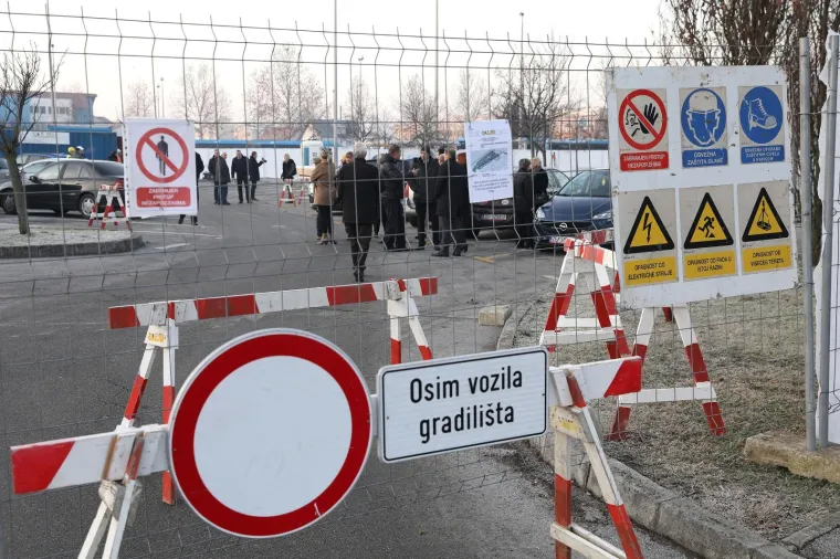 Bandiću jo&scaron; uvijek nije dovoljno toplo: u kontrolu radova na izgradnji tržnice Dolac do&scaron;ao u svom novom mercedesu