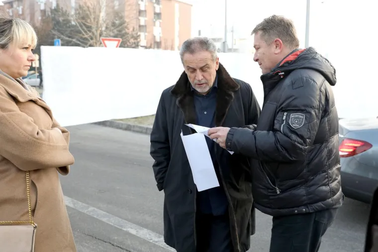 Bandiću jo&scaron; uvijek nije dovoljno toplo: u kontrolu radova na izgradnji tržnice Dolac do&scaron;ao u svom novom mercedesu