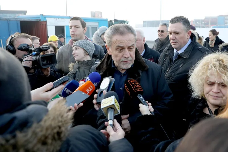 Bandiću jo&scaron; uvijek nije dovoljno toplo: u kontrolu radova na izgradnji tržnice Dolac do&scaron;ao u svom novom mercedesu