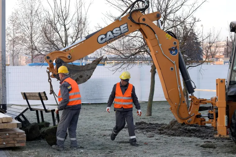 Bandiću jo&scaron; uvijek nije dovoljno toplo: u kontrolu radova na izgradnji tržnice Dolac do&scaron;ao u svom novom mercedesu