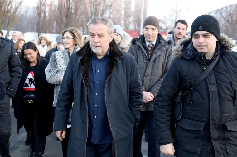 Bandiću jo&scaron; uvijek nije dovoljno toplo: u kontrolu radova na izgradnji tržnice Dolac do&scaron;ao u svom novom mercedesu