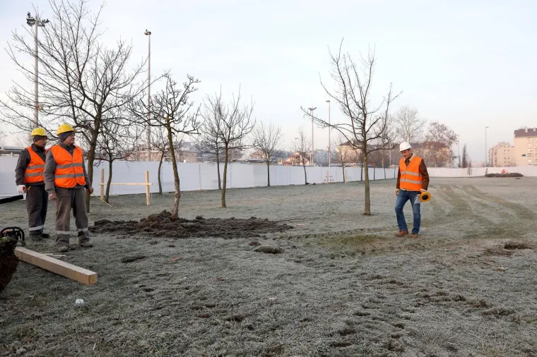 Bandiću jo&scaron; uvijek nije dovoljno toplo: u kontrolu radova na izgradnji tržnice Dolac do&scaron;ao u svom novom mercedesu