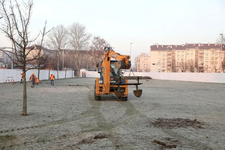 Bandiću jo&scaron; uvijek nije dovoljno toplo: u kontrolu radova na izgradnji tržnice Dolac do&scaron;ao u svom novom mercedesu