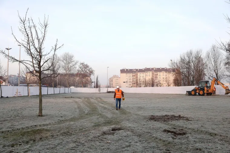 Bandiću jo&scaron; uvijek nije dovoljno toplo: u kontrolu radova na izgradnji tržnice Dolac do&scaron;ao u svom novom mercedesu