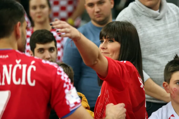 DJEVOJKE I SUPRUGE KAUBOJA: Razočarani rukometa&scaron;i pohitali u zagrljaje članova obitelji, Alilovića tje&scaron;ila lijepa Iva