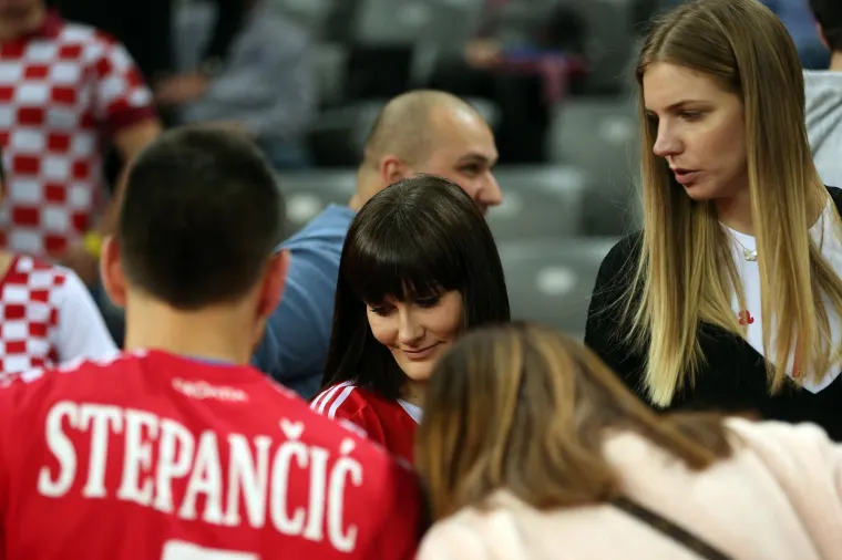 DJEVOJKE I SUPRUGE KAUBOJA: Razočarani rukometa&scaron;i pohitali u zagrljaje članova obitelji, Alilovića tje&scaron;ila lijepa Iva