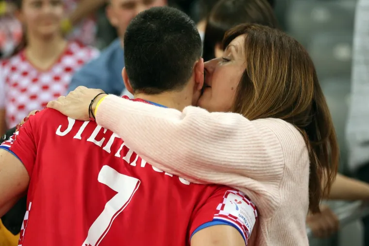 DJEVOJKE I SUPRUGE KAUBOJA: Razočarani rukometa&scaron;i pohitali u zagrljaje članova obitelji, Alilovića tje&scaron;ila lijepa Iva