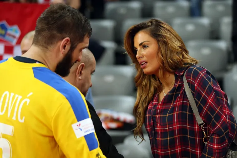 DJEVOJKE I SUPRUGE KAUBOJA: Razočarani rukometa&scaron;i pohitali u zagrljaje članova obitelji, Alilovića tje&scaron;ila lijepa Iva