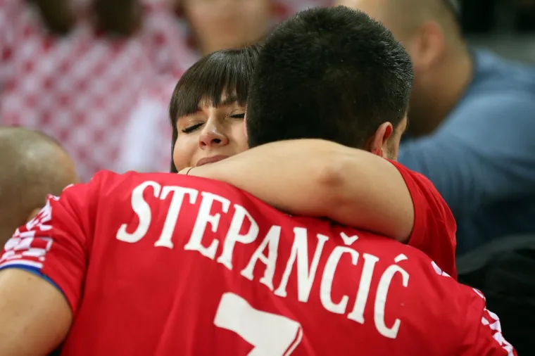 DJEVOJKE I SUPRUGE KAUBOJA: Razočarani rukometa&scaron;i pohitali u zagrljaje članova obitelji, Alilovića tje&scaron;ila lijepa Iva