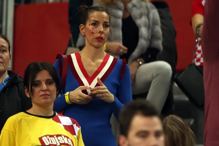 DJEVOJKE I SUPRUGE KAUBOJA: Razočarani rukometa&scaron;i pohitali u zagrljaje članova obitelji, Alilovića tje&scaron;ila lijepa Iva