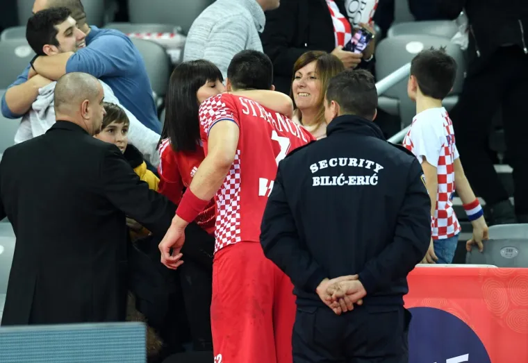 DJEVOJKE I SUPRUGE KAUBOJA: Razočarani rukometa&scaron;i pohitali u zagrljaje članova obitelji, Alilovića tje&scaron;ila lijepa Iva