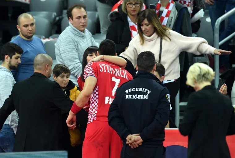 DJEVOJKE I SUPRUGE KAUBOJA: Razočarani rukometa&scaron;i pohitali u zagrljaje članova obitelji, Alilovića tje&scaron;ila lijepa Iva