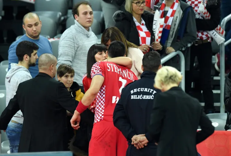 DJEVOJKE I SUPRUGE KAUBOJA: Razočarani rukometa&scaron;i pohitali u zagrljaje članova obitelji, Alilovića tje&scaron;ila lijepa Iva