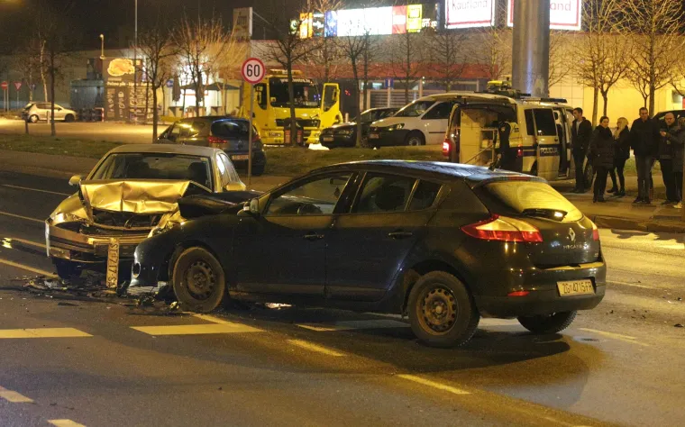 Prometna nesreća u Zagrebu: na križanju Nove Branimirove i Ulice Dragutina Mandla do&scaron;lo do sudara dvaju osobnih vozila