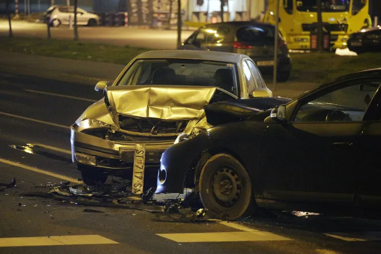 Prometna nesreća u Zagrebu: na križanju Nove Branimirove i Ulice Dragutina Mandla do&scaron;lo do sudara dvaju osobnih vozila
