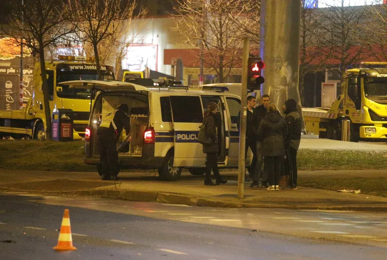 Prometna nesreća u Zagrebu: na križanju Nove Branimirove i Ulice Dragutina Mandla do&scaron;lo do sudara dvaju osobnih vozila