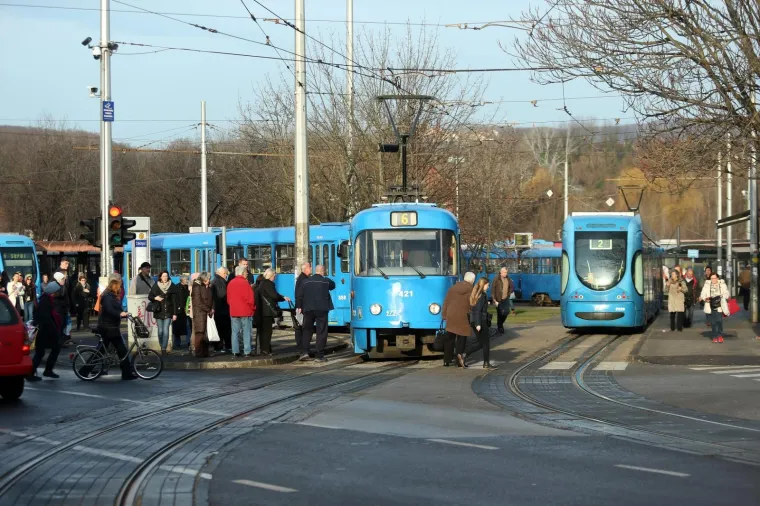 Zbog kvara na &scaron;estici na okreti&scaron;tu Črnomerec do&scaron;lo do zastoja u prometu