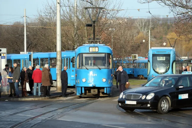 Zbog kvara na &scaron;estici na okreti&scaron;tu Črnomerec do&scaron;lo do zastoja u prometu