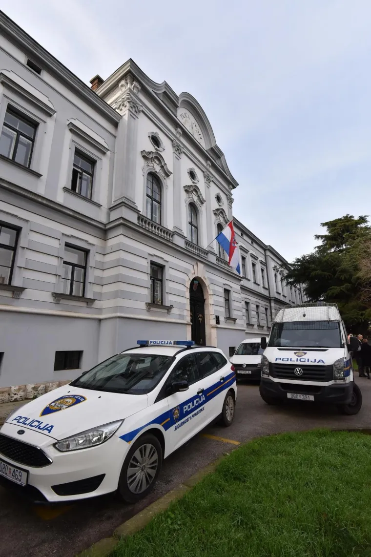 Djelatnici protueksplozijskog odjela istarske policije nisu pronašli nikakvu eksplozivnu napravu u zgradi Općinskoga suda u Puli, nakon što je u petak oko 9 sati policija zaprimila dojavu da je u zgradi suda u Kranjčevićevoj ulici u Puli podmetnuta bomba, potvrdila je glasnogovornica istarske policije Nataša Vitasović.