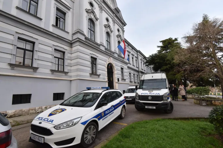 Iz sigurnosnih razloga evakuirani su djelatnici i građani koji su se tada bili u zgradi suda, a zatim su djelatnici protueksplozijskog odjela PU istarske i pas za eksplozive obavili pregled prostorija.