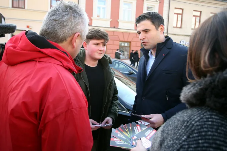 Davor Bernardić na Trgu Lj. Gaja održao konferenciju za medije
