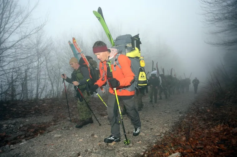 Biv&scaron;i hrvatski skija&scaron; Ivica Kostelić s pripadnicima Zapovjedni&scaron;tva specijalnih snaga i Sredi&scaron;njice za obavje&scaron;tajno djelovanje Glavnog stožera Oružanih snaga RH krenuo je na osmodnevno hodanje po Velebitu. Put su započeli na prijevoju Vratnik.