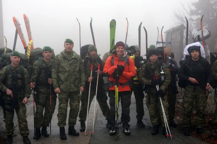 Biv&scaron;i hrvatski skija&scaron; Ivica Kostelić s pripadnicima Zapovjedni&scaron;tva specijalnih snaga i Sredi&scaron;njice za obavje&scaron;tajno djelovanje Glavnog stožera Oružanih snaga RH krenuo je na osmodnevno hodanje po Velebitu. Put su započeli na prijevoju Vratnik.