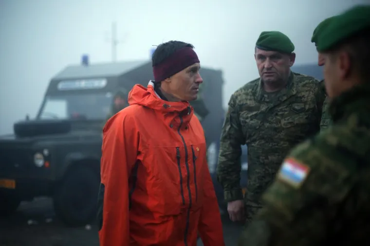 Biv&scaron;i hrvatski skija&scaron; Ivica Kostelić s pripadnicima Zapovjedni&scaron;tva specijalnih snaga i Sredi&scaron;njice za obavje&scaron;tajno djelovanje Glavnog stožera Oružanih snaga RH krenuo je na osmodnevno hodanje po Velebitu. Put su započeli na prijevoju Vratnik.