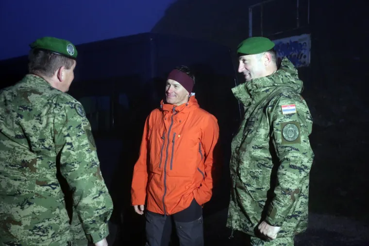 Biv&scaron;i hrvatski skija&scaron; Ivica Kostelić s pripadnicima Zapovjedni&scaron;tva specijalnih snaga i Sredi&scaron;njice za obavje&scaron;tajno djelovanje Glavnog stožera Oružanih snaga RH krenuo je na osmodnevno hodanje po Velebitu. Put su započeli na prijevoju Vratnik.