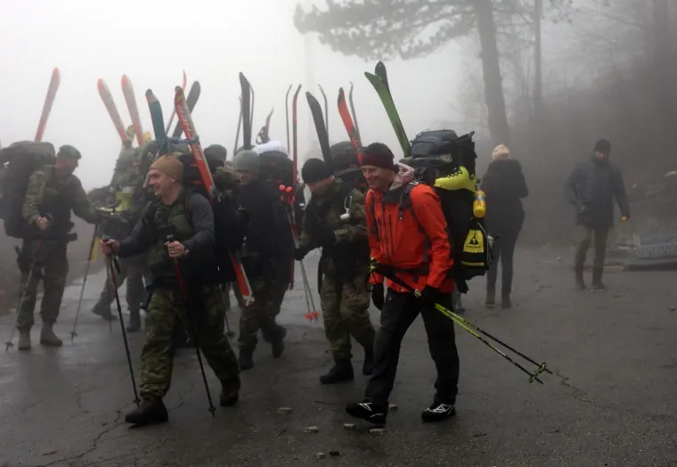 Biv&scaron;i hrvatski skija&scaron; Ivica Kostelić s pripadnicima Zapovjedni&scaron;tva specijalnih snaga i Sredi&scaron;njice za obavje&scaron;tajno djelovanje Glavnog stožera Oružanih snaga RH krenuo je na osmodnevno hodanje po Velebitu. Put su započeli na prijevoju Vratnik.