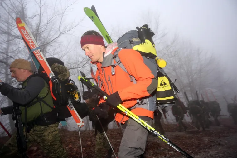 Biv&scaron;i hrvatski skija&scaron; Ivica Kostelić s pripadnicima Zapovjedni&scaron;tva specijalnih snaga i Sredi&scaron;njice za obavje&scaron;tajno djelovanje Glavnog stožera Oružanih snaga RH krenuo je na osmodnevno hodanje po Velebitu. Put su započeli na prijevoju Vratnik.