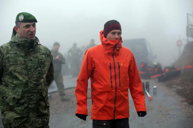 Biv&scaron;i hrvatski skija&scaron; Ivica Kostelić s pripadnicima Zapovjedni&scaron;tva specijalnih snaga i Sredi&scaron;njice za obavje&scaron;tajno djelovanje Glavnog stožera Oružanih snaga RH krenuo je na osmodnevno hodanje po Velebitu. Put su započeli na prijevoju Vratnik.