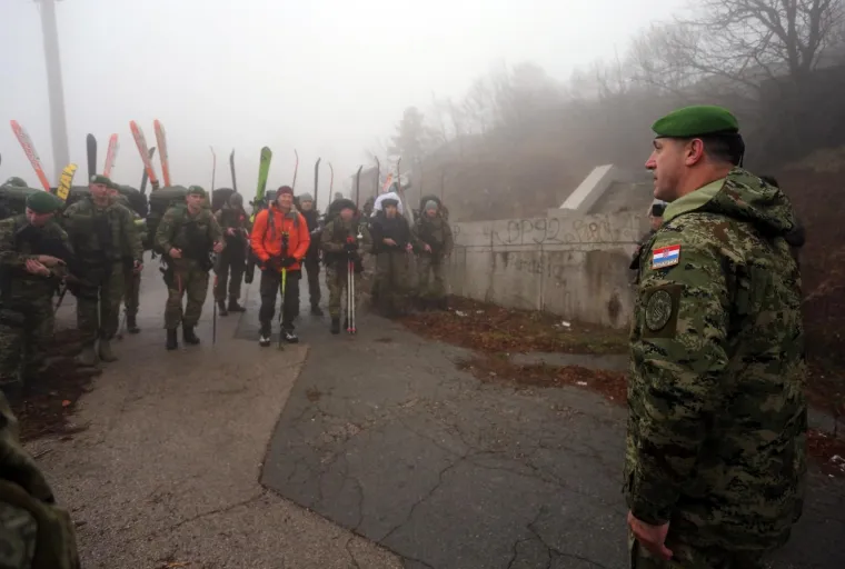 Biv&scaron;i hrvatski skija&scaron; Ivica Kostelić s pripadnicima Zapovjedni&scaron;tva specijalnih snaga i Sredi&scaron;njice za obavje&scaron;tajno djelovanje Glavnog stožera Oružanih snaga RH krenuo je na osmodnevno hodanje po Velebitu. Put su započeli na prijevoju Vratnik.