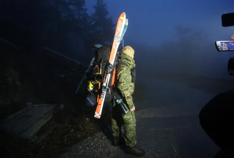 Biv&scaron;i hrvatski skija&scaron; Ivica Kostelić s pripadnicima Zapovjedni&scaron;tva specijalnih snaga i Sredi&scaron;njice za obavje&scaron;tajno djelovanje Glavnog stožera Oružanih snaga RH krenuo je na osmodnevno hodanje po Velebitu. Put su započeli na prijevoju Vratnik.