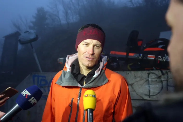 Biv&scaron;i hrvatski skija&scaron; Ivica Kostelić s pripadnicima Zapovjedni&scaron;tva specijalnih snaga i Sredi&scaron;njice za obavje&scaron;tajno djelovanje Glavnog stožera Oružanih snaga RH krenuo je na osmodnevno hodanje po Velebitu. Put su započeli na prijevoju Vratnik.