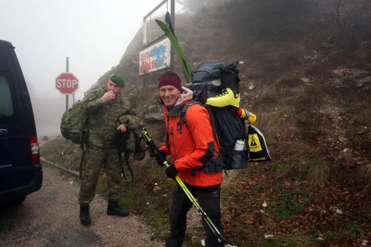 Biv&scaron;i hrvatski skija&scaron; Ivica Kostelić s pripadnicima Zapovjedni&scaron;tva specijalnih snaga i Sredi&scaron;njice za obavje&scaron;tajno djelovanje Glavnog stožera Oružanih snaga RH krenuo je na osmodnevno hodanje po Velebitu. Put su započeli na prijevoju Vratnik.