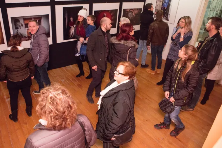 Manifestacija Noć muzeja u petak je održana na vi&scaron;e od 200 lokacija diljem Hrvatske, a 13. izadnje službeno je otvorena u Zagrebu, u Domu Zagrebačkog tjelovježbenog dru&scaron;tva Hrvatski sokol. Zanimljivosti nije manjkalo. U zadarskom Arheolo&scaron;kom muzeju, primjerice, održane su borbe gladijatora, a u zagrebačkom Muzeju automobila Ferdinand Budicki posjetitelji su mogli razgledatati izložbu "spačeka".