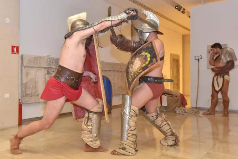 Manifestacija Noć muzeja u petak je održana na vi&scaron;e od 200 lokacija diljem Hrvatske, a 13. izadnje službeno je otvorena u Zagrebu, u Domu Zagrebačkog tjelovježbenog dru&scaron;tva Hrvatski sokol. Zanimljivosti nije manjkalo. U zadarskom Arheolo&scaron;kom muzeju, primjerice, održane su borbe gladijatora, a u zagrebačkom Muzeju automobila Ferdinand Budicki posjetitelji su mogli razgledatati izložbu "spačeka".