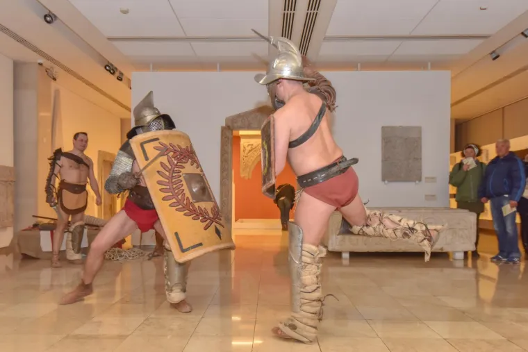 Manifestacija Noć muzeja u petak je održana na vi&scaron;e od 200 lokacija diljem Hrvatske, a 13. izadnje službeno je otvorena u Zagrebu, u Domu Zagrebačkog tjelovježbenog dru&scaron;tva Hrvatski sokol. Zanimljivosti nije manjkalo. U zadarskom Arheolo&scaron;kom muzeju, primjerice, održane su borbe gladijatora, a u zagrebačkom Muzeju automobila Ferdinand Budicki posjetitelji su mogli razgledatati izložbu "spačeka".