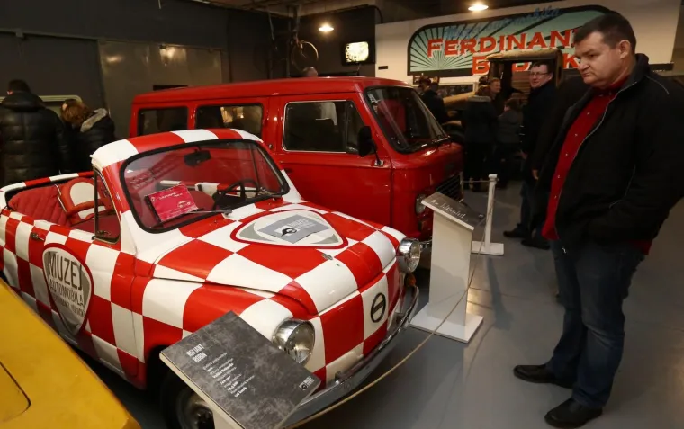 Manifestacija Noć muzeja u petak je održana na vi&scaron;e od 200 lokacija diljem Hrvatske, a 13. izadnje službeno je otvorena u Zagrebu, u Domu Zagrebačkog tjelovježbenog dru&scaron;tva Hrvatski sokol. Zanimljivosti nije manjkalo. U zadarskom Arheolo&scaron;kom muzeju, primjerice, održane su borbe gladijatora, a u zagrebačkom Muzeju automobila Ferdinand Budicki posjetitelji su mogli razgledatati izložbu "spačeka".