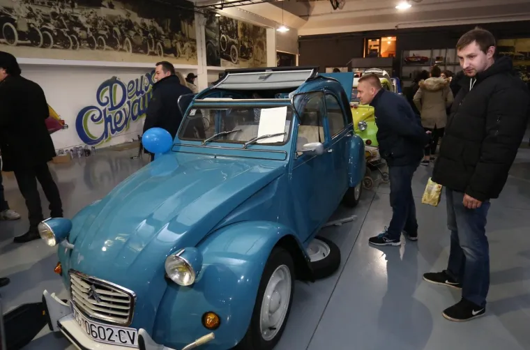 Manifestacija Noć muzeja u petak je održana na vi&scaron;e od 200 lokacija diljem Hrvatske, a 13. izadnje službeno je otvorena u Zagrebu, u Domu Zagrebačkog tjelovježbenog dru&scaron;tva Hrvatski sokol. Zanimljivosti nije manjkalo. U zadarskom Arheolo&scaron;kom muzeju, primjerice, održane su borbe gladijatora, a u zagrebačkom Muzeju automobila Ferdinand Budicki posjetitelji su mogli razgledatati izložbu "spačeka".