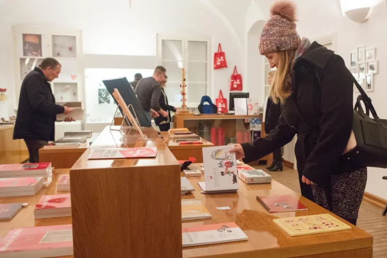 Manifestacija Noć muzeja u petak je održana na vi&scaron;e od 200 lokacija diljem Hrvatske, a 13. izadnje službeno je otvorena u Zagrebu, u Domu Zagrebačkog tjelovježbenog dru&scaron;tva Hrvatski sokol. Zanimljivosti nije manjkalo. U zadarskom Arheolo&scaron;kom muzeju, primjerice, održane su borbe gladijatora, a u zagrebačkom Muzeju automobila Ferdinand Budicki posjetitelji su mogli razgledatati izložbu "spačeka".