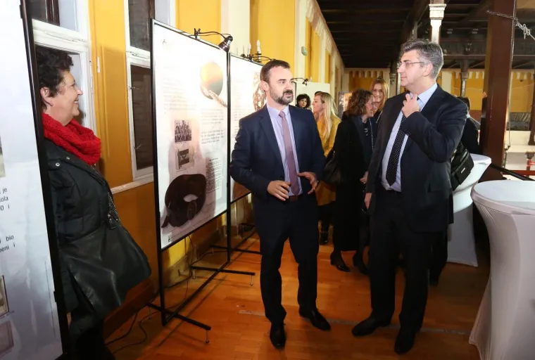 Manifestacija Noć muzeja u petak je održana na vi&scaron;e od 200 lokacija diljem Hrvatske, a 13. izadnje službeno je otvorena u Zagrebu, u Domu Zagrebačkog tjelovježbenog dru&scaron;tva Hrvatski sokol. Zanimljivosti nije manjkalo. U zadarskom Arheolo&scaron;kom muzeju, primjerice, održane su borbe gladijatora, a u zagrebačkom Muzeju automobila Ferdinand Budicki posjetitelji su mogli razgledatati izložbu "spačeka".