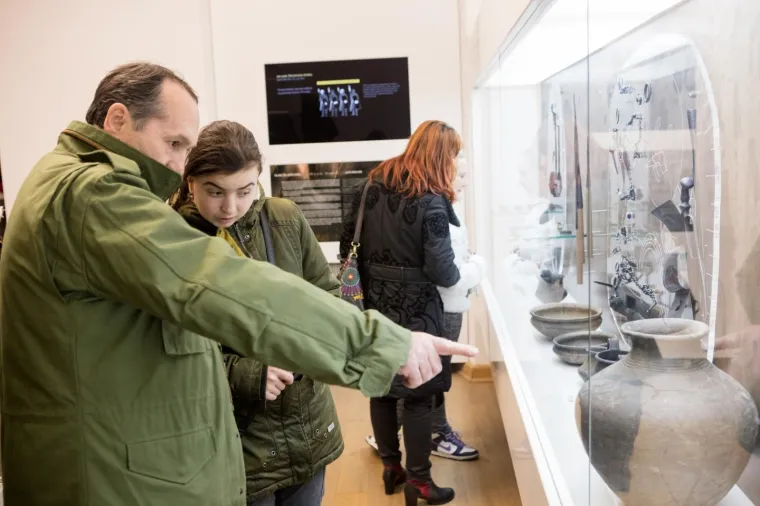 Manifestacija Noć muzeja u petak je održana na vi&scaron;e od 200 lokacija diljem Hrvatske, a 13. izadnje službeno je otvorena u Zagrebu, u Domu Zagrebačkog tjelovježbenog dru&scaron;tva Hrvatski sokol. Zanimljivosti nije manjkalo. U zadarskom Arheolo&scaron;kom muzeju, primjerice, održane su borbe gladijatora, a u zagrebačkom Muzeju automobila Ferdinand Budicki posjetitelji su mogli razgledatati izložbu "spačeka".