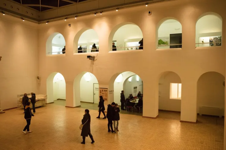 Manifestacija Noć muzeja u petak je održana na vi&scaron;e od 200 lokacija diljem Hrvatske, a 13. izadnje službeno je otvorena u Zagrebu, u Domu Zagrebačkog tjelovježbenog dru&scaron;tva Hrvatski sokol. Zanimljivosti nije manjkalo. U zadarskom Arheolo&scaron;kom muzeju, primjerice, održane su borbe gladijatora, a u zagrebačkom Muzeju automobila Ferdinand Budicki posjetitelji su mogli razgledatati izložbu "spačeka".