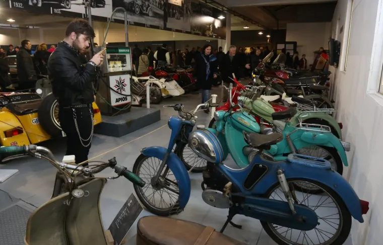 Zagreb - U Muzeju automobila Ferdinand Budicki na Noć muzeja održane su tri izložbe: 120 godina automobilizma u Hrvatskoj 1898.-2018., izlozba Spacek &amp; 70 godina avangarde na kotačima i izložba Na splavi od Zagreba do Crnog mora 1958.