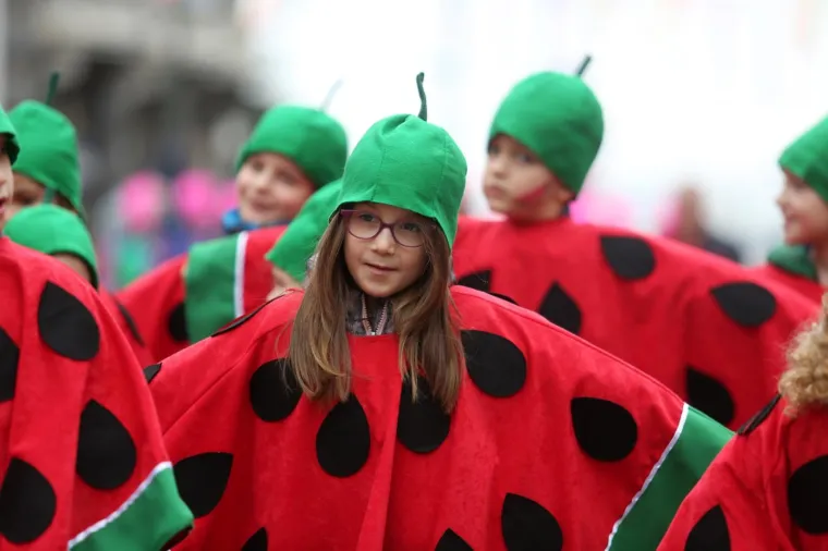DJEČJA KARNEVALSKA POVORKA U RIJECI: Zamaskirani slatki&scaron;i pro&scaron;etali Korzom