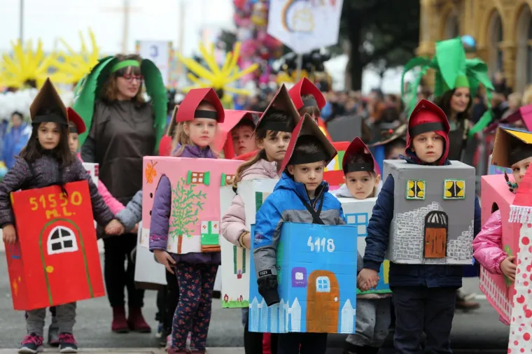 DJEČJA KARNEVALSKA POVORKA U RIJECI: Zamaskirani slatki&scaron;i pro&scaron;etali Korzom