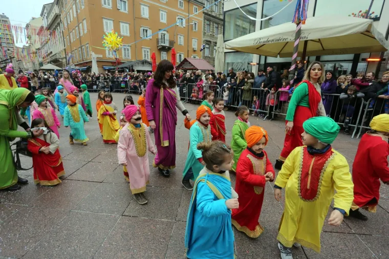 DJEČJA KARNEVALSKA POVORKA U RIJECI: Zamaskirani slatki&scaron;i pro&scaron;etali Korzom