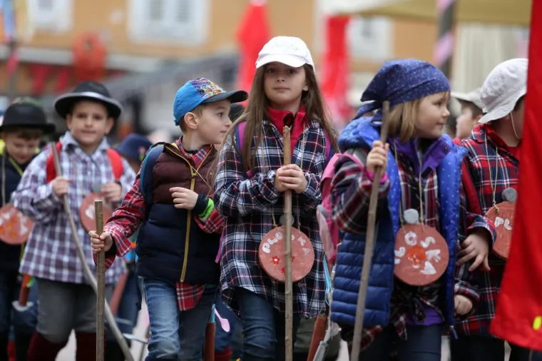 DJEČJA KARNEVALSKA POVORKA U RIJECI: Zamaskirani slatki&scaron;i pro&scaron;etali Korzom